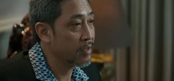Ông trùm ma túy Lão Công tỏ ra thận trọng trước lời đề nghị hợp tác làm ăn của trùm Santana. Ảnh VTV