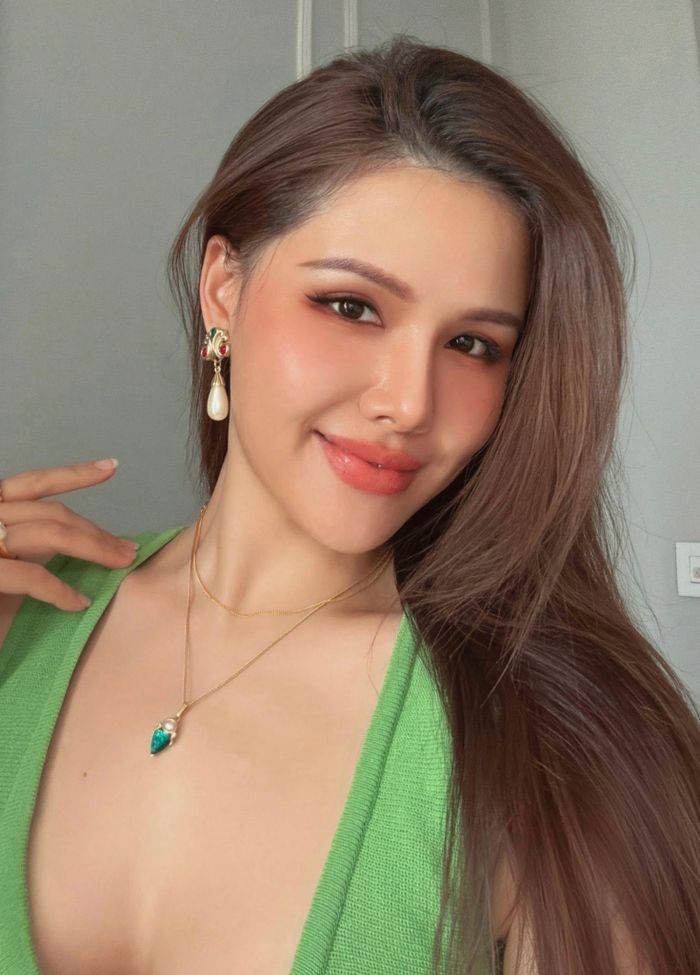 Những hình ảnh gần đây được Phanh Lee chia sẻ cho thấy quá trình siết mỡ thành công đã mang lại cho cô sự tự tin tuyệt đối mỗi khi xuất hiện. Nữ diễn viên "cân đẹp" những thiết kế kén dáng như thiết kế xẻ ngực táo bạo, áo crop-top khoe eo thon hay những chiếc quần jean năng động, trẻ trung kết hợp cùng phụ kiện vintage làm điểm nhấn khi xuống phố.
