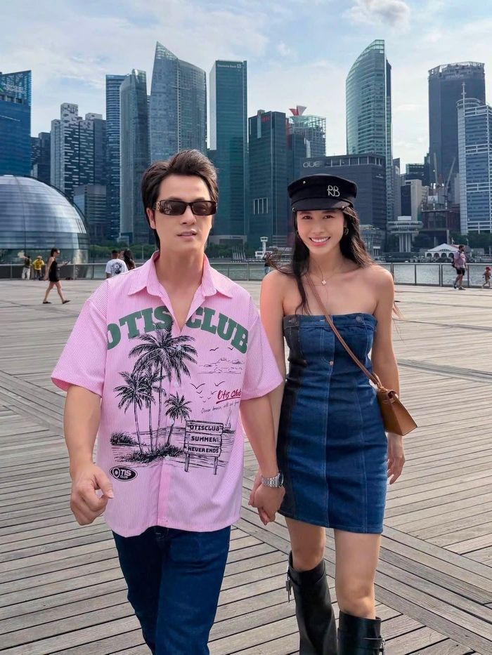 Ngay dưới bài đăng của chồng, Thủy Anh cũng để lại bình luận đầy xúc động: "Vợ cảm ơn chồng yêu. Được là vợ của chồng là may mắn nhất đời. Chồng lúc nào cũng tình cảm, yêu thương, chăm sóc, tinh tế, ấm áp, là trụ cột để vợ dựa vào... I Love You Đăng Khôi!".
