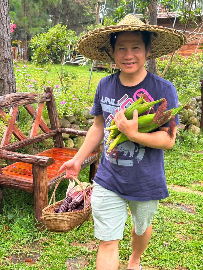 Ca sĩ Trọng Tấn chia sẻ hình ảnh thu hoạch trong khu vườn nhà với nhiều loại nông sản.