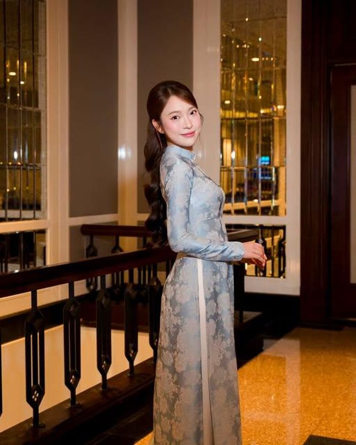 MC Khánh Vy chia sẻ hình ảnh diện áo dài dịu dàng, xinh tươi nhận về nhiều lời khen từ bạn bè, đồng nghiệp và người hâm mộ.