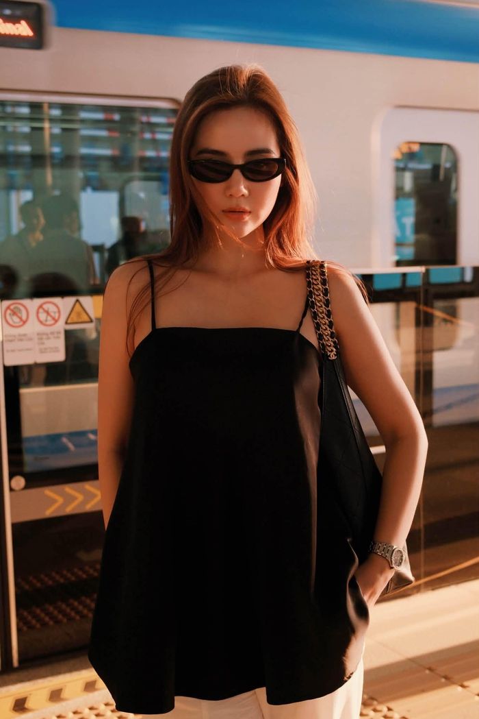Diễn viên Huyền Lizzie gây chú ý với nhan sắc quyến rũ trong nắng chiều. 