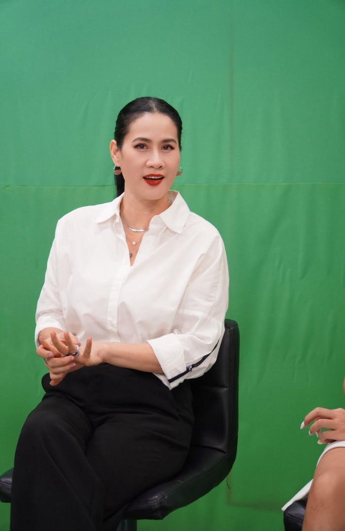 Ngoài đời Thân Thúy Hà khá kín tiếng. Sau cuộc hôn nhân với một doanh nhân tan vỡ, nữ diễn viên trực tiếp nuôi con trai đầu lòng. Năm 2019, Thân Thúy Hà âm thầm sang Mỹ sinh con gái thứ 2 và tiếp tục làm mẹ đơn thân vì “chỉ muốn có con chứ không hề có ý định đi bước nữa”. Hiện Thân Thúy Hà sống cùng hai con tại TP.HCM, vừa duy trì hoạt động nghệ thuật, vừa kinh doanh riêng.