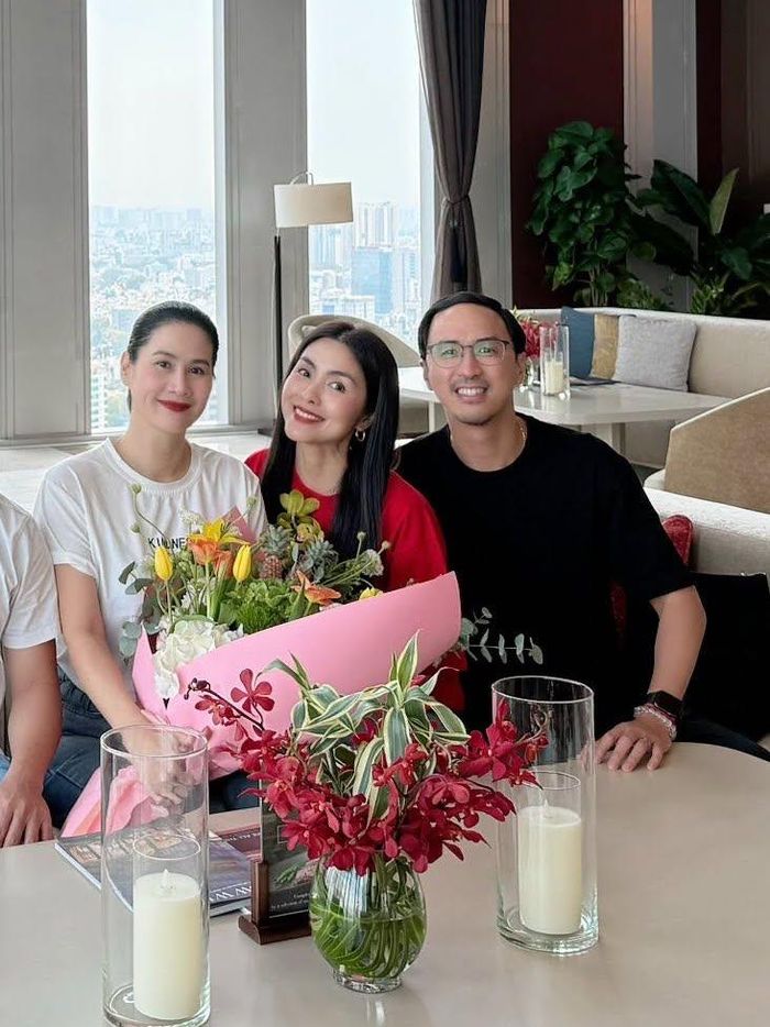 Thân Thúy Hà thoải mái chia sẻ những khoảnh khắc đời thường mỗi khi có dịp hội ngộ cùng vợ chồng cô bạn thân. 