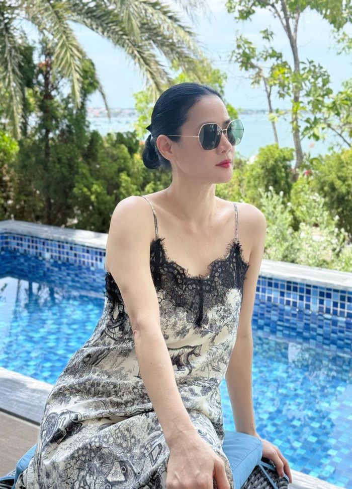 Thân Thúy Hà sinh năm 1978, tại Tiền Giang và cũng là gương mặt quen thuộc của màn ảnh Việt. Xuất phát điểm là người mẫu, chị từng đoạt nhiều giải thưởng sắc đẹp.
