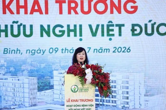 Bộ trưởng Bộ Y tế Đào Hồng Lan phát biểu giao nhiệm vụ cho Bệnh viện Hữu nghị Việt Đức cơ sở Ninh Bình tại Lễ khai trương.