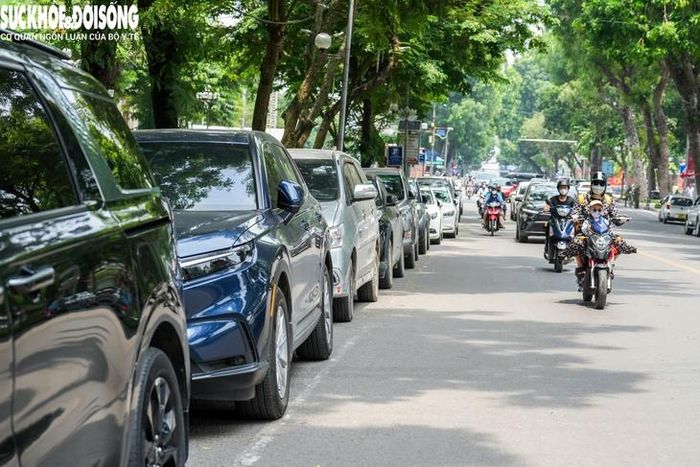 Một phần lòng đường được sử dụng làm nơi đỗ xe. Phố đi bộ Trần Nhân Tông mở cửa phục vụ người dân thủ đô từ cuối năm 2022.