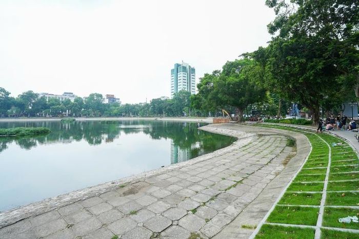 Ngoài ra, dự án sẽ có những tiện ích hiện đại được kỳ vọng biến phố đi bộ Trần Nhân Tông thành một điểm đến hấp dẫn du khách vào mỗi dịp cuối tuần. Việc lắp đặt thêm hệ thống camera giám sát cũng giúp người dân an tâm hơn về vấn đề an ninh trật tự khi vui chơi tại đây.