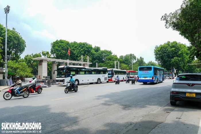 Công viên Thống Nhất là một trong những công viên lâu đời và rộng bậc nhất của Hà Nội. Vào sáng sớm và buổi chiều luôn có hàng trăm người dân trong khu vực đến đây để đi dạo, tập thể dục,...Trong thời gian tới, khu vực cổng Công viên Thống Nhất sẽ được xây dựng đài phun nước trung tâm, hệ thống chiếu sáng và các hạng mục trang trí phục vụ hoạt động văn hóa, cộng đồng,...