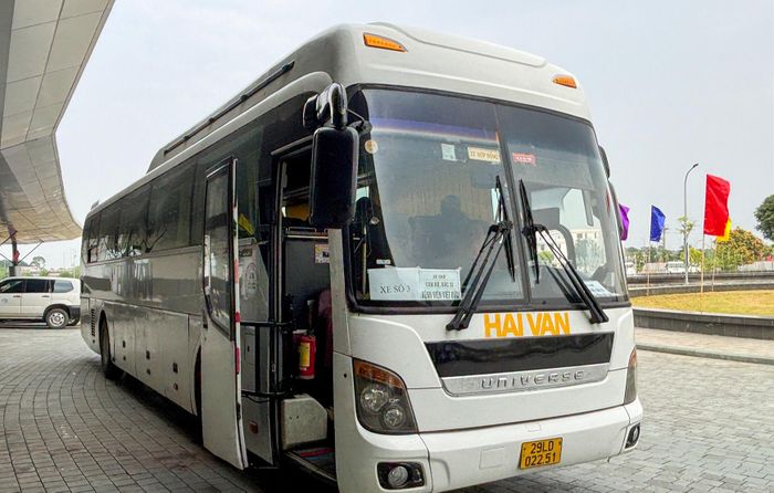 Phương tiện đưa đón chuyên gia, y bác sĩ Bệnh viện Hữu nghị Việt Đức đến Cơ sở Ninh Bình làm việc.