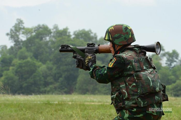 Chiến sĩ đặc công sử dụng hỏa lực yểm trợ trong quá trình tiếp cận khu vực tác chiến.