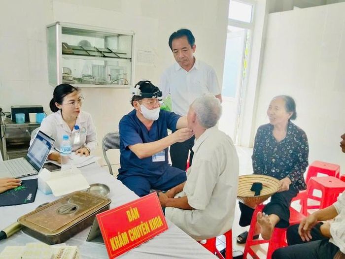 Bác sĩ Lê Chánh Thành, Phó giám đốc Sở Y tế giám sát tại các điểm khám.