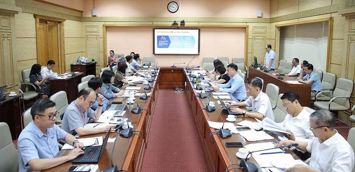 Các đại biểu nghe đại diện tổ soạn thảo báo cáo.