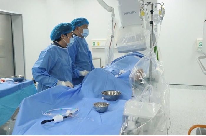 Các bác sĩ tiến hành can thiệp tim mạch cho bệnh nhân. Ảnh: BVCC