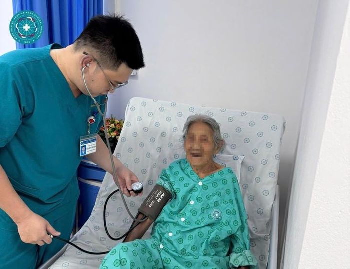 Bác sĩ kiểm tra sức khỏe bệnh nhân sau ca can thiệp tim mạch. Ảnh: BVCC