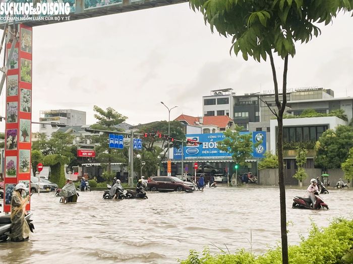 Nhiều phương tiện không thể di chuyển, buộc phải dắt bộ qua điểm ngập sâu. Ảnh: TD