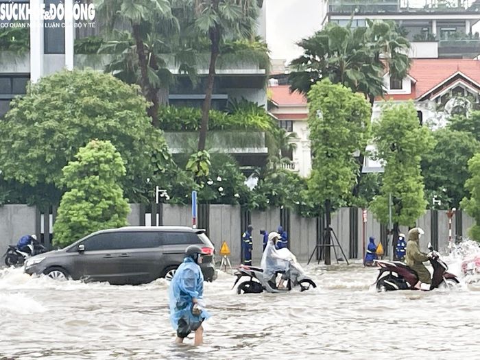 Lực lượng chức năng sớm có mặt đặt biển Cảnh báo khu vực sâu, nguy hiểm tại một số điểm ngập lụt. Ảnh: TD