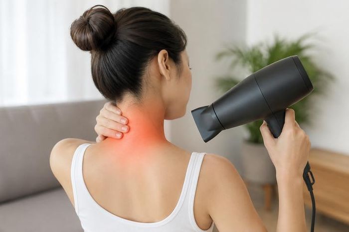 Sử dụng máy sấy tóc ở chế độ gió ấm có thể giúp thư giãn nhóm cơ đang căng cứng...