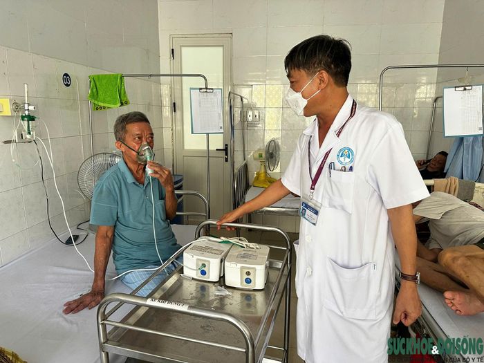 BS.CKII Thái Đình Lâm, Phó Giám đốc Bệnh viện Phổi Nghệ An, thăm khám cho bệnh nhân mắc bệnh phổi.