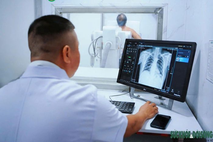 Tầm soát sớm giúp phát hiện sớm các tổn thương nhỏ ở phổi, được khuyến cáo tầm soát cho nhóm có nguy cơ cao mắc ung thư phổi. (Ảnh: Bệnh viện Phổi Nghệ An)