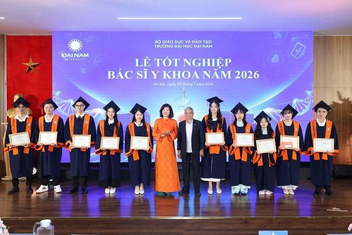 Lễ tốt nghiệp và trao bằng cho 83 tân bác sĩ y khoa.