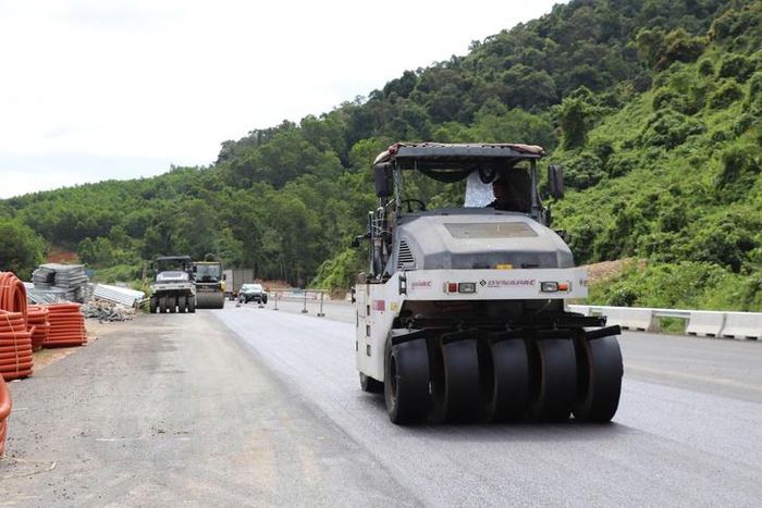 Thi công trải thảm nhựa ở một số vị trí tại dự án trong ngày 9/7. Ảnh: Đức Vân