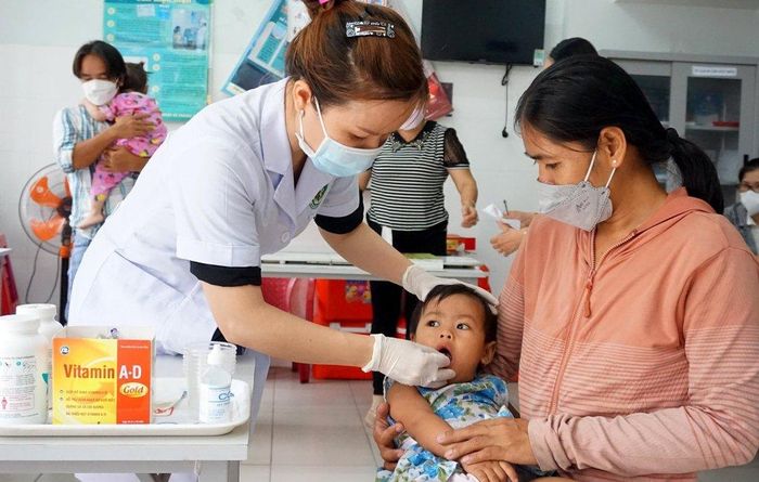 Bổ sung vi chất Vitamin A cho trẻ.