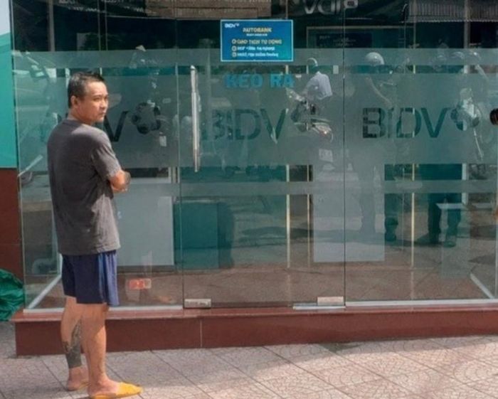 Cơ quan điều tra dẫn giải đối tượng dựng lại hiện trường vụ cướp giật. Ảnh: Công an tỉnh Đồng Tháp