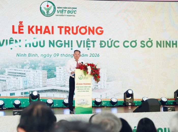Giám đốc Bệnh viện Hữu nghị Việt Đức Dương Đức Hùng phát biểu nhận nhiệm vụ.