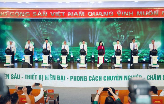 Thủ tướng Chính phủ Lê Minh Hưng, Bộ trưởng Bộ Y tế Đào Hồng Lan cùng các đại biểu thực hiện nghi thức khai trương Bệnh viện Hữu nghị Việt Đức cơ sở Ninh Bình.