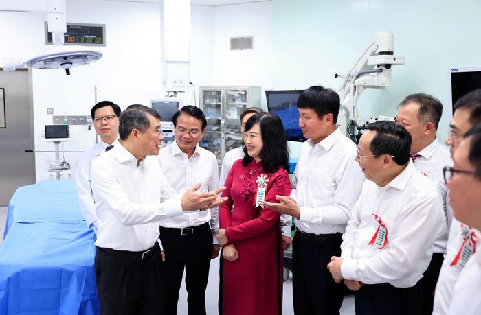 Thủ tướng Chính phủ Lê Minh Hưng trao đổi với Bộ trưởng Bộ Y tế Đào Hồng Lan và các đại biểu, thầy thuốc tại phòng điều trị của Bệnh viện Hữu nghị Việt Đức cơ sở Ninh Bình.