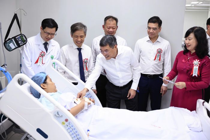 Thủ tướng Chính phủ thăm, động viên người bệnh đang điều trị tại Bệnh viện Hữu nghị Việt Đức cơ sở Ninh Bình.