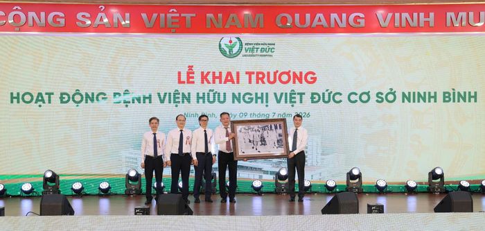 Thủ tướng Chính phủ Lê Minh Hưng tặng bức ảnh Bác Hồ về thăm Bệnh viện Hữu nghị Việt Đức cho Ban Giám đốc Bệnh viện Hữu Nghị Việt Đức.