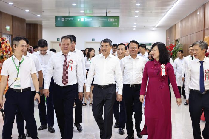 Thủ tướng Chính phủ Lê Minh Hưng, Bộ trưởng Đào Hồng Lan cùng các đại biểu thăm các khoa, phòng của Bệnh viện Hữu nghị Việt Đức cơ sở Ninh Bình.