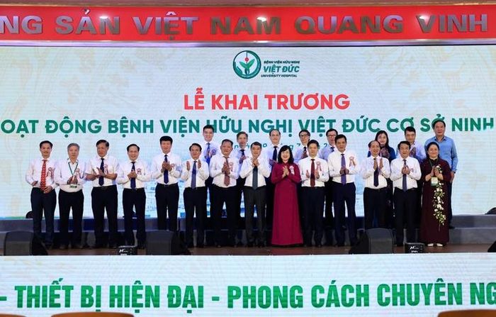 Thủ tướng Chính phủ Lê Minh Hưng, Bộ trưởng Bộ Đào Hồng Lan và các đại biểu tại Bệnh viện Hữu nghi Việt Đức cơ sở Ninh Bình.