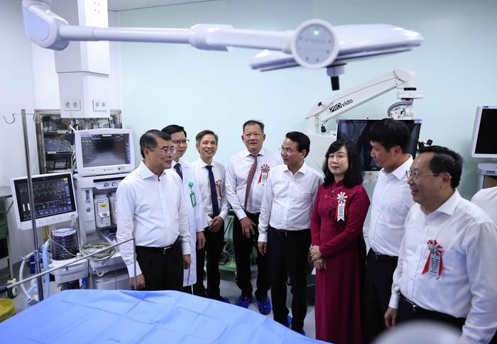 Thủ tướng Chính phủ Lê Minh Hưng, Bộ trưởng Đào Hồng Lan và các đại biểu thăm phòng bệnh Bệnh viện Hữu nghị Việt Đức cơ sở Ninh Bình.