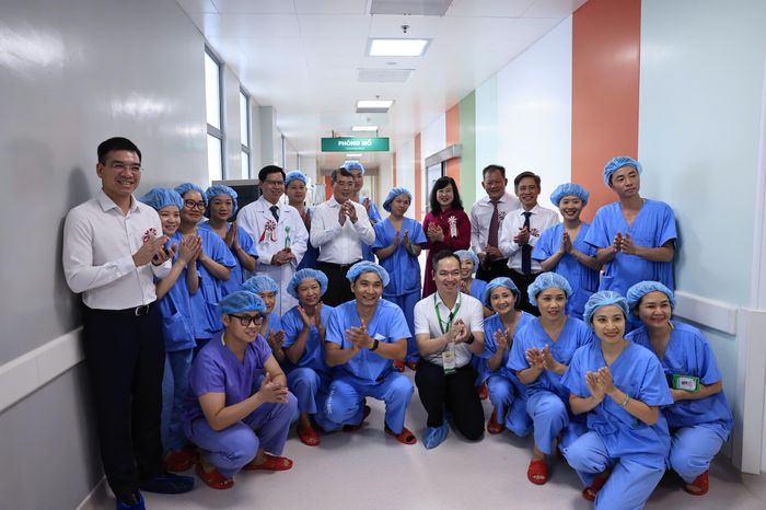 Thủ tướng Chính phủ Lê Minh Hưng, Bộ trưởng Đào Hồng Lan cùng các đại biểu và y bác sĩ Bệnh viện Hữu nghị Việt Đức cơ sở Ninh Bình.