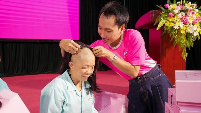 Các thành viên Mạng lưới Ung thư vú Việt Nam trực tiếp hướng dẫn người bệnh sử dụng tóc giả.
