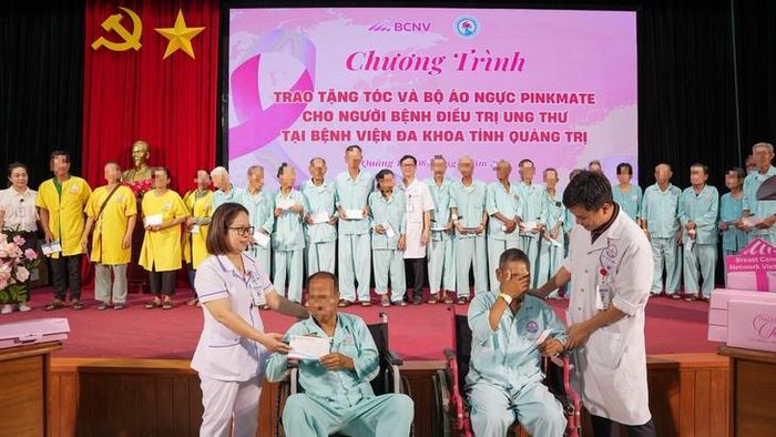 Nhiều phần quà ý nghĩa được trao đến bệnh nhân.