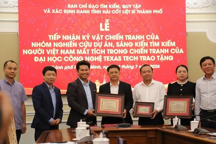 TPHCM nhận kỷ vật chiến tranh từ nhóm nghiên cứu. Ảnh: P.Thương
