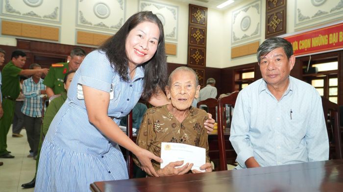 Bà Cái Thị Cẩm Hương, Phó Chủ tịch UBND xã Phú Lộc nhấn mạnh, công tác tìm kiếm, quy tập và xác định danh tính hài cốt liệt sĩ luôn được Đảng, Nhà nước xác định là nhiệm vụ chính trị thiêng liêng, đặc biệt quan trọng. Do đó, đề nghị các lực lượng phối hợp chặt chẽ, tổ chức thu nhận mẫu đúng đối tượng, đúng quy trình, bảo đảm an toàn, chính xác và tạo điều kiện thuận lợi cho thân nhân liệt sĩ.