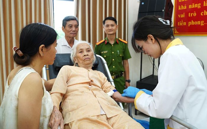 Cán bộ y tế thực hiện lấy mẫu ADN theo quy trình chuyên môn, bảo đảm an toàn và đúng quy định.
