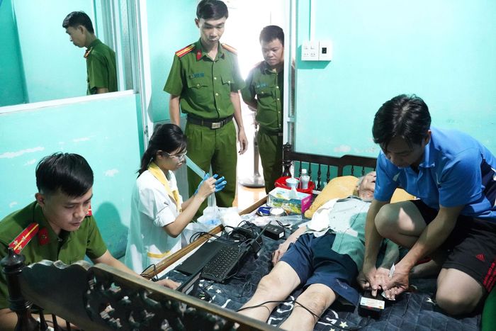 Đối với các trường hợp thân nhân liệt sĩ tuổi cao, sức khỏe yếu, đi lại khó khăn, ban tổ chức sẽ bố trí lực lượng đến tận nhà để thu nhận mẫu ADN, bảo đảm không bỏ sót đối tượng.