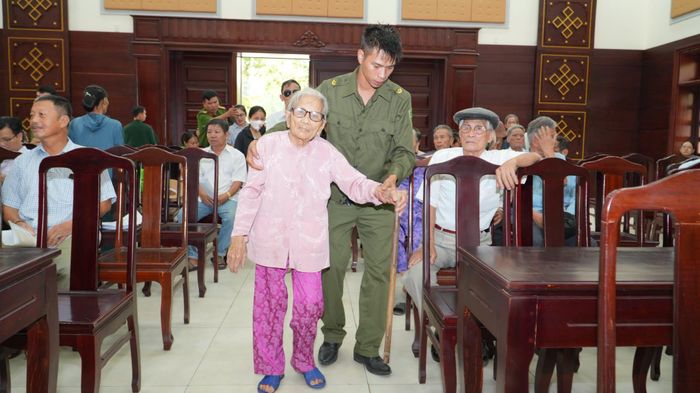 Tại xã Phú Lộc, lực lượng chức năng tổ chức đợt cao điểm thu nhận mẫu sinh phẩm ADN cho thân nhân của các liệt sĩ chưa xác định được danh tính trên địa bàn các xã Phú Lộc, Lộc An, Hưng Lộc, Vinh Lộc và Chân Mây - Lăng Cô.