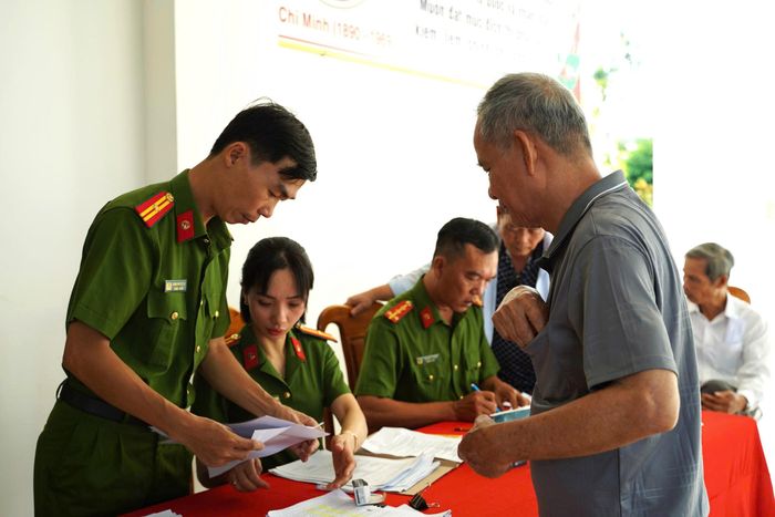 Đại diện thân nhân các gia đình liệt sĩ, ông Trần Thanh Long (TDP 1, phường Phú Bài) bày tỏ xúc động trước sự quan tâm của Đảng, Nhà nước và chính quyền các cấp trong việc triển khai thu nhận mẫu ADN phục vụ xác định danh tính liệt sĩ. Đồng thời khẳng định các gia đình thân nhân sẽ tích cực phối hợp, tự nguyện cung cấp mẫu ADN, góp phần sớm xác định danh tính các liệt sĩ chưa rõ thông tin, đáp ứng nguyện vọng của nhiều gia đình.