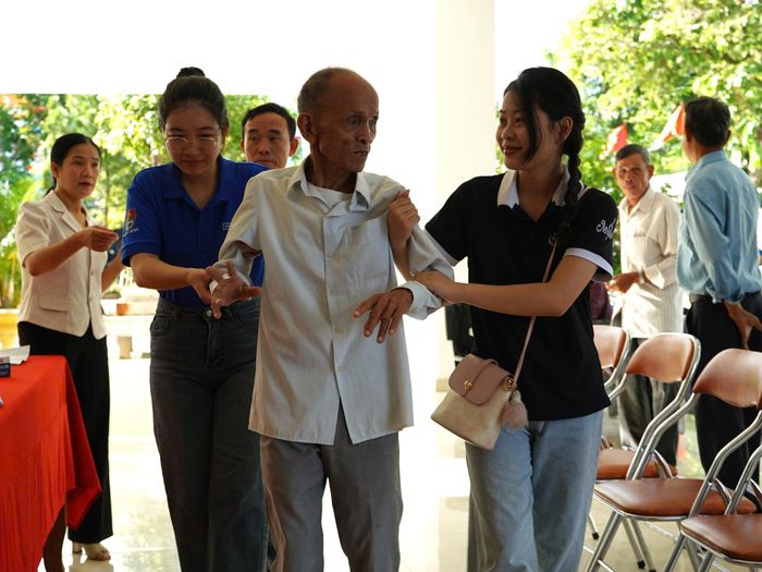 Từ sáng sớm, thân nhân các liệt sĩ có mặt tại điểm thu nhận mẫu ADN, mang theo niềm hy vọng sau nhiều năm mòn mỏi đi tìm người thân.