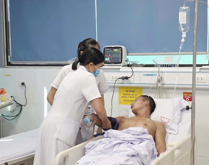 Nạn nhân thoát nạn đang được cấp cứu tại Bệnh viện Đa khoa khu vực Vân Đồn.
