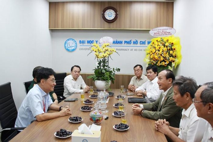 GS.TS.BS Trần Diệp Tuấn - tân Hiệu trưởng Đại học Y Dược TPHCM (bìa trái) tiếp chuyện các thành viên đoàn Hội Quân Dân Y Việt Nam và Chi hội Quân Dân Y TPHCM.