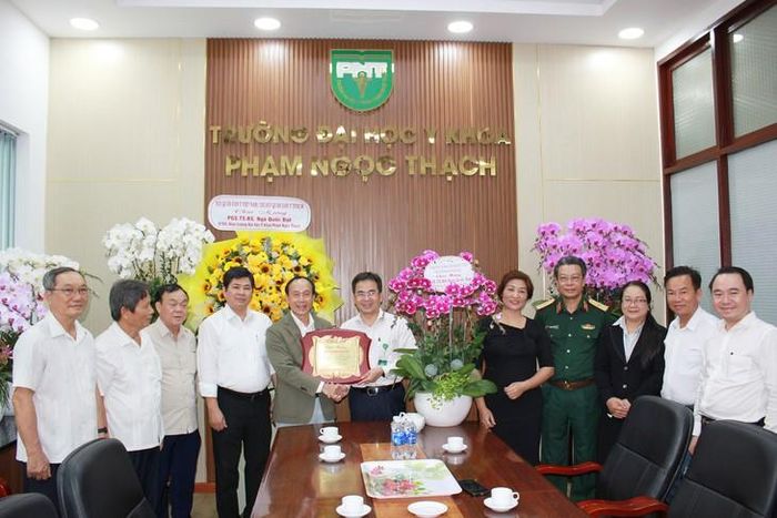 Chủ tịch Chi hội Quân Dân Y TPHCM cùng các thành viên chủ chốt của Hội Quân Dân Y Việt Nam chúc mừng tân Hiệu trưởng Đại học Y khoa Phạm Ngọc Thạch.