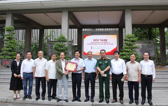PGS.TS.BS Vũ Quang Huy - Chủ tịch Chi hội Quân Dân Y TPHCM cùng các thành viên chủ chốt của Hội Quân Dân Y Việt Nam chúc mừng tân Hiệu trưởng Đại học Y Dược TPHCM.